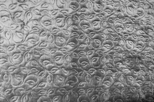 new growth blätter quilting pattern auf grauem fleece